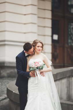 Çift düğün ayakta ve eski şehrin sokaklarında öpüşme olduğunu