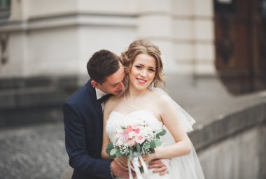 Çift düğün ayakta ve eski şehrin sokaklarında öpüşme olduğunu