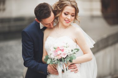 Çift düğün ayakta ve eski şehrin sokaklarında öpüşme olduğunu