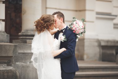 Çift düğün ayakta ve eski şehrin sokaklarında öpüşme olduğunu