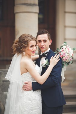 Çift düğün ayakta ve eski şehrin sokaklarında öpüşme olduğunu