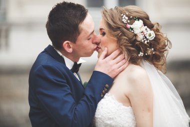 Çift düğün ayakta ve eski şehrin sokaklarında öpüşme olduğunu