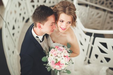 Çift düğün ayakta ve otelin öpüşme olduğunu