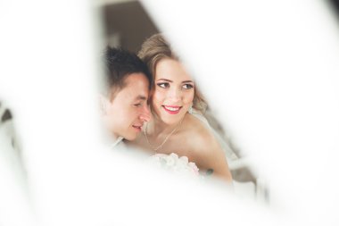 Çift düğün ayakta ve otelin öpüşme olduğunu