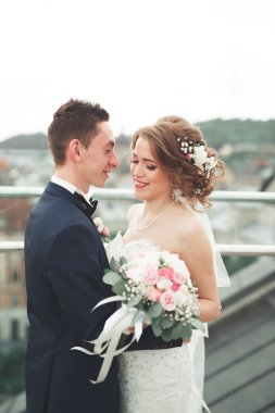 Güzel çift, gelin ve damat ile eski şehir'in backgrounf balkonda poz