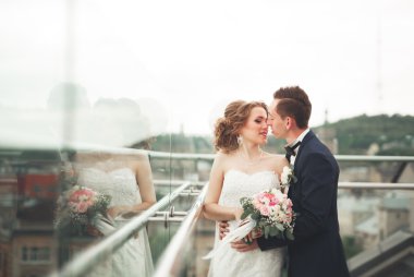 Güzel çift, gelin ve damat ile eski şehir'in backgrounf balkonda poz