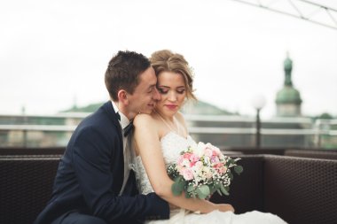 Güzel çift, gelin ve damat ile eski şehir'in backgrounf balkonda poz