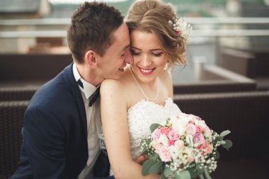 Mutlu düğün çift, Gelin, damat eski şehir manzarası ile öpüşme