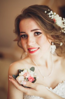 Güzel gelin moda peçe ve elbise düğün sabah portresi