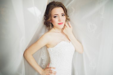 Güzel gelin moda peçe ve elbise düğün sabah portresi