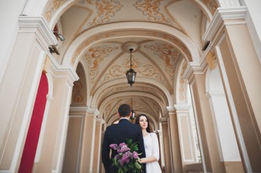 Güzel çift, gelin ve damat büyük beyaz sütun poz