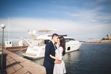 Mutlu evlilik çift yeni yat sarılma