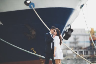 Mutlu gelin ve damat gemi sarılma