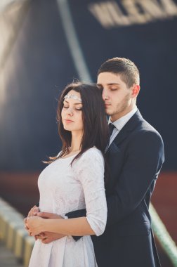 Mutlu gelin ve damat gemi sarılma