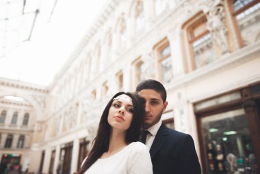 Sevgi dolu çift eski şehirde poz