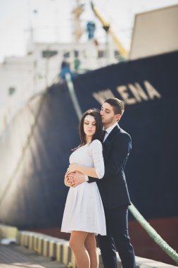 Mutlu gelin ve damat gemi sarılma