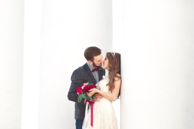 Lüks evli çift, gelin ve damat eski şehirde poz veriyor.