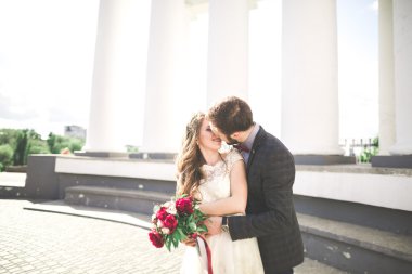 Lüks evli çift, gelin ve damat eski şehirde poz veriyor.