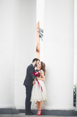 Lüks evli çift, gelin ve damat eski şehirde poz veriyor.