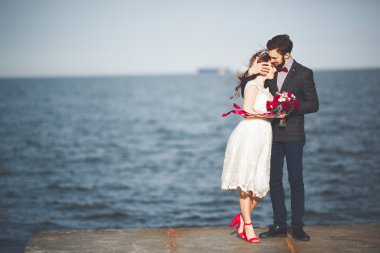 Gün batımında sahilde yürüyüş sadece evli evlilik çift.