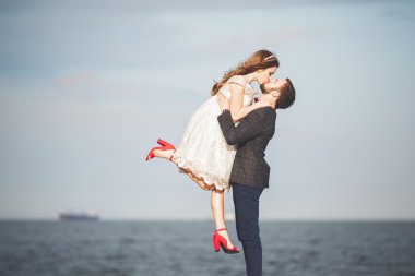 mutlu sadece evli genç düğün kutluyor çift ve güzel bir plaj gün batımında iyi eğlenceler