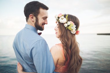 Düğün çift, Gelin, damat yürüyüş ve iskelede poz