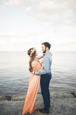 Düğün çift, Gelin, damat yürüyüş ve iskelede poz