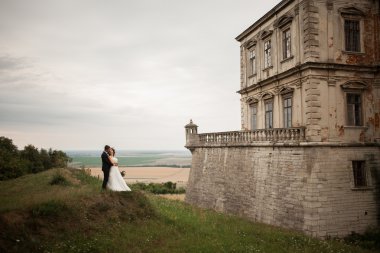 Mutlu düğün kaç sarılma ve öpüşme üzerinde arka plan eski kale