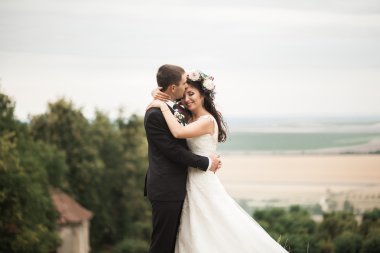 Mutlu düğün kaç sarılma ve öpüşme üzerinde arka plan eski kale