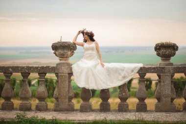 Muhteşem romantik zarif stil güzel beyaz gelin arka planda antik barok kalesinde