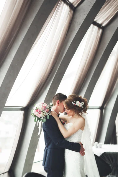 Casamento casal está de pé e beijando no hotel — Fotografia de Stock