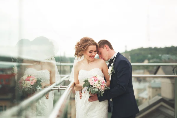 Happy, ślub, para, panna młoda, pan młody całuje z widokiem na Stare Miasto — Zdjęcie stockowe