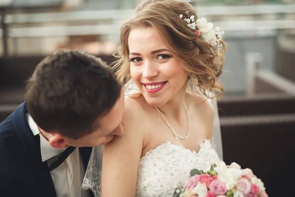 Bella coppia, sposa e sposo in posa sul balcone con backgrounf della città vecchia — Foto Stock