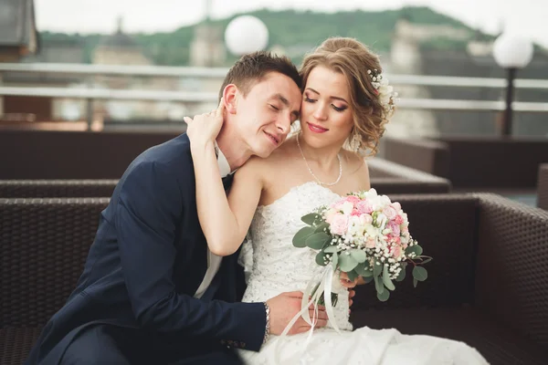 Güzel çift, gelin ve damat ile eski şehir'in backgrounf balkonda poz