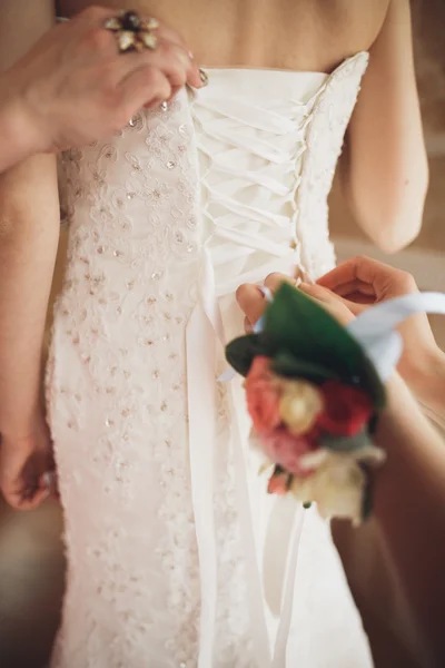 Retrato de novia hermosa con velo de moda y vestido en la mañana de la boda —  Fotos de Stock