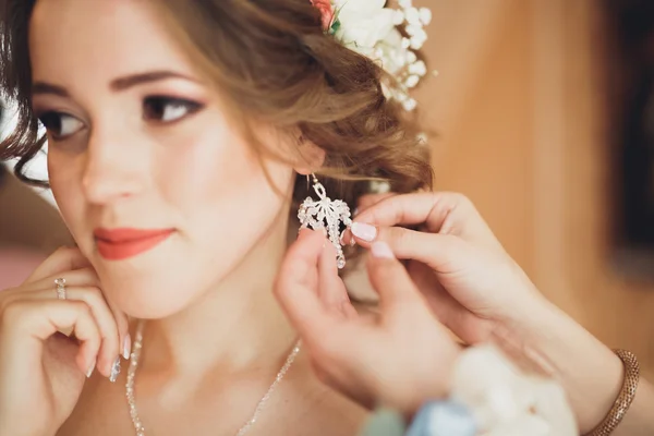 ファッションのベールとドレスの結婚式の朝に美しい花嫁の肖像画 — ストック写真
