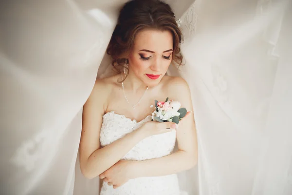 Retrato de novia hermosa con velo de moda y vestido en la mañana de la boda —  Fotos de Stock