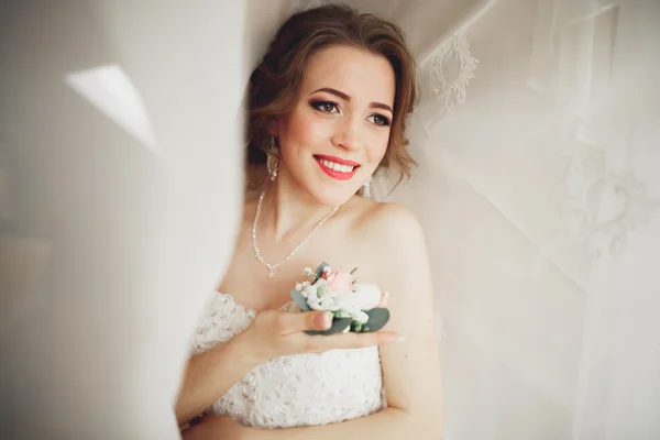 Retrato de novia hermosa con velo de moda y vestido en la mañana de la boda —  Fotos de Stock