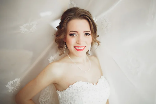 Retrato de novia hermosa con velo de moda y vestido en la mañana de la boda —  Fotos de Stock