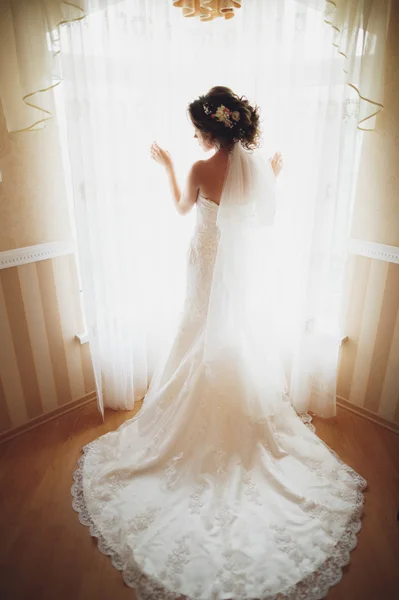 Retrato de noiva bonita com véu de moda e vestido na manhã do casamento — Fotografia de Stock