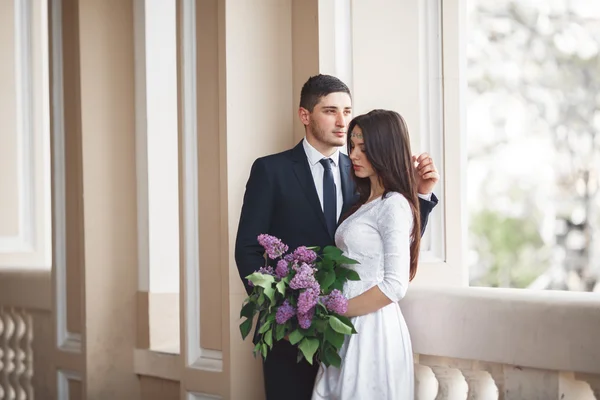 奢华的新婚夫妇，新郎新娘在旧城市摆姿势 — 图库照片