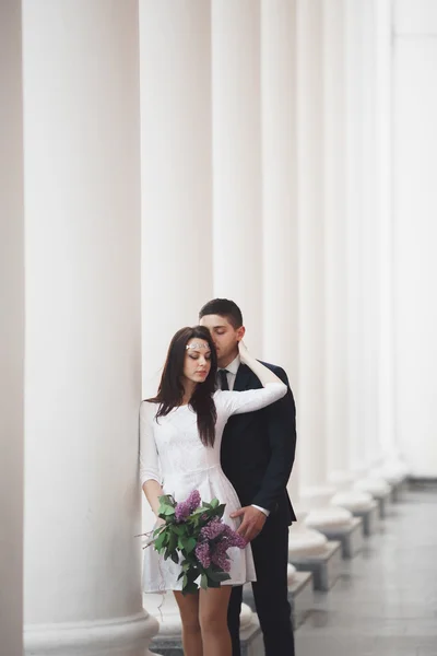 Couple de mariage marié de luxe, mariée et marié posant dans la vieille ville — Photo