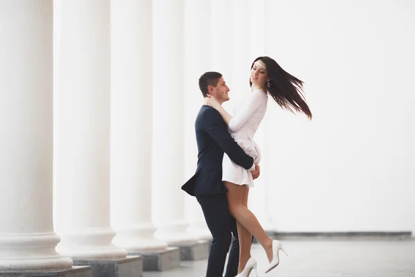 Beau couple, mariée et marié posant près de grande colonne blanche — Photo