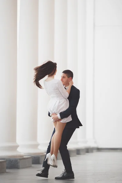 Casamento de luxo casal, noiva e noivo posando na cidade velha — Fotografia de Stock