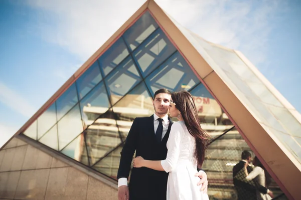 スタイリッシュな愛情のあるカップルのキスとハグのモダンな建物の近く — ストック写真