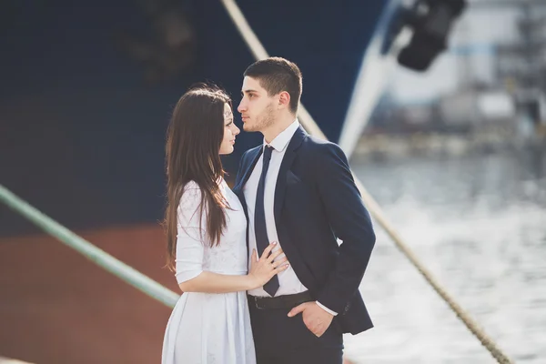Ευτυχισμένη νύφη και τον γαμπρό αγκάλιασμα κοντά σε πλοίο — Φωτογραφία Αρχείου
