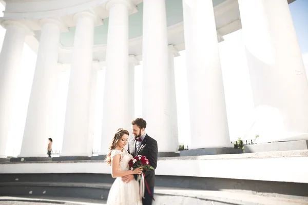 Beau couple, mariée et marié posant près de grande colonne blanche — Photo