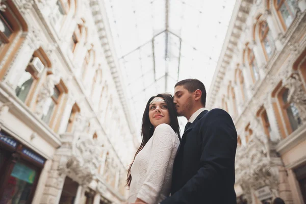 Pareja cariñosa posando en el casco antiguo —  Fotos de Stock