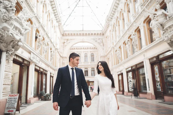 Casal de casamento bonito, noiva, noivo beijando e abraçando contra o fundo do edifício velho — Fotografia de Stock