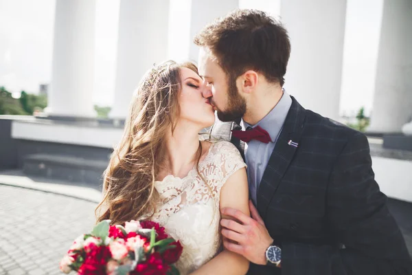 Beau couple, mariée et marié posant près de grande colonne blanche — Photo